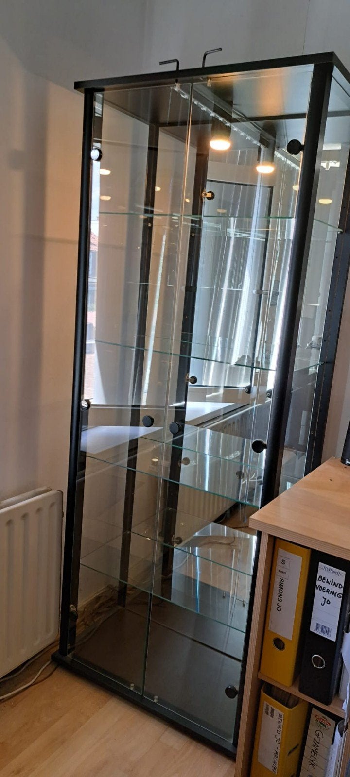 gratis: Zwarte vitrinekast met 4 glasplaten, Huis en Inrichting, Ophalen, Glas, 50 tot 100 cm, 150 tot 200 cm