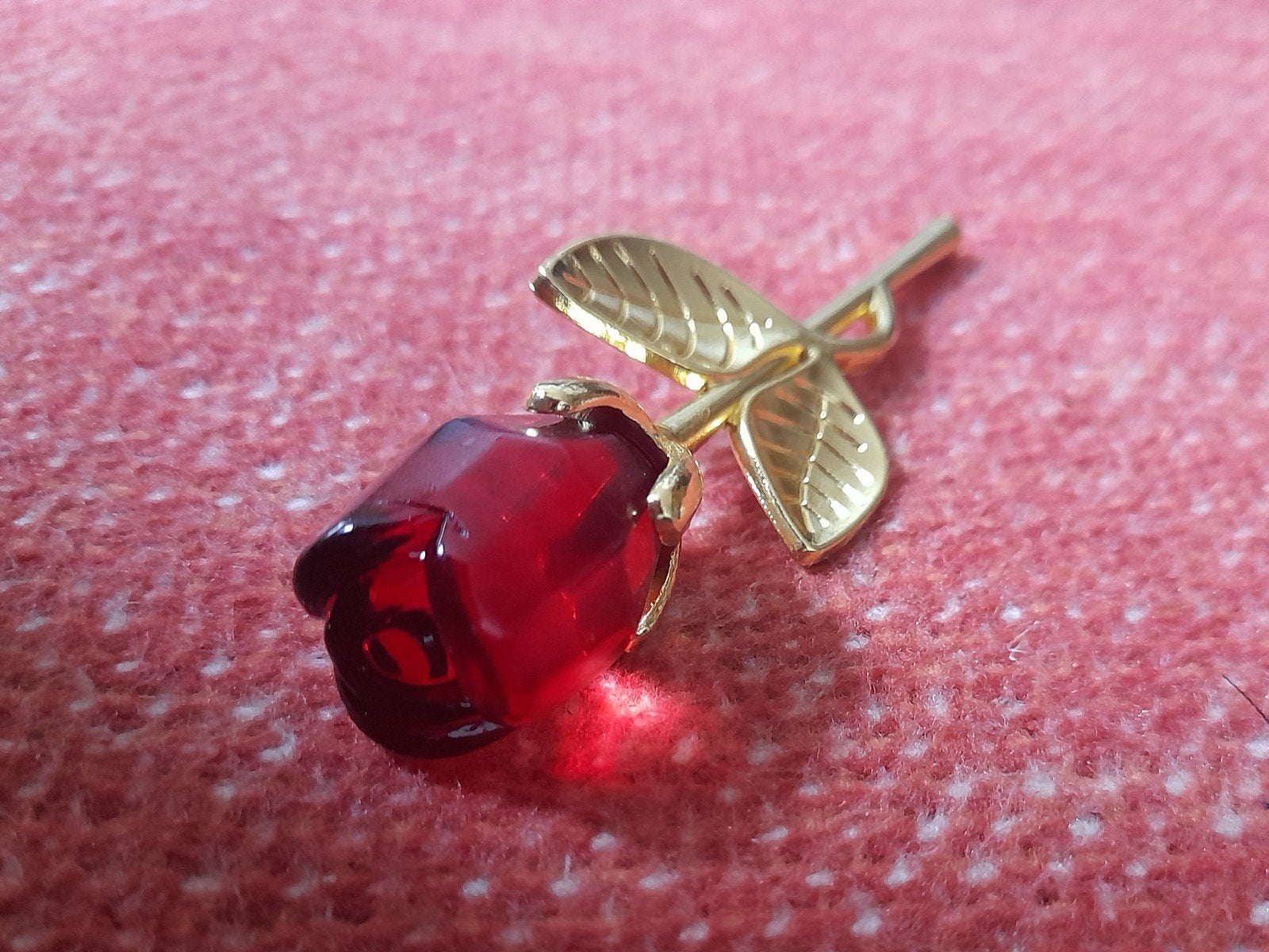 Goudkleurige roos broche met rode kristallen knop, Met kristal, Overige materialen, 4 tot 7 cm, Nieuw