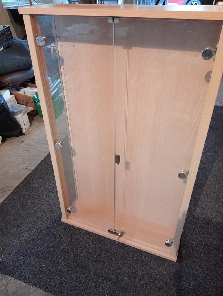 LIVARNO Vitrinekast met glazen deuren en planken, Huis en Inrichting, Kasten | Vitrinekasten, Ophalen, Met deur(en), Glas, 100 tot 150 cm