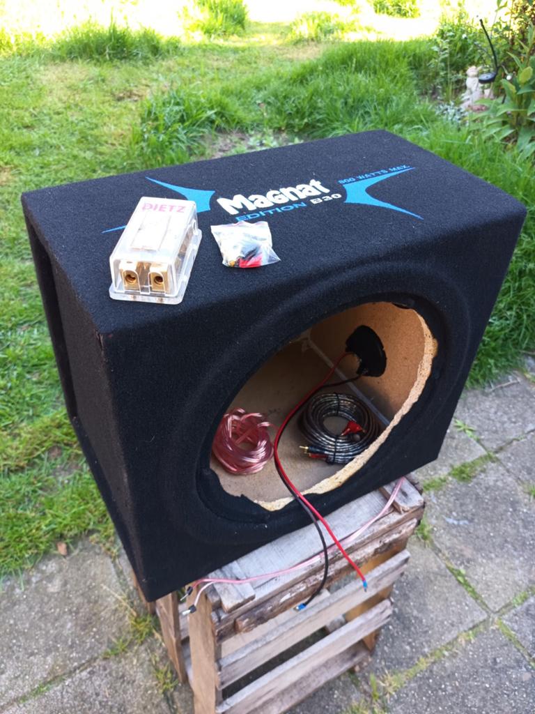 Lege Magnat B30 subwooferkist + DIETZ zekering en kabelset, Auto diversen, Autospeakers, Ophalen of Verzenden