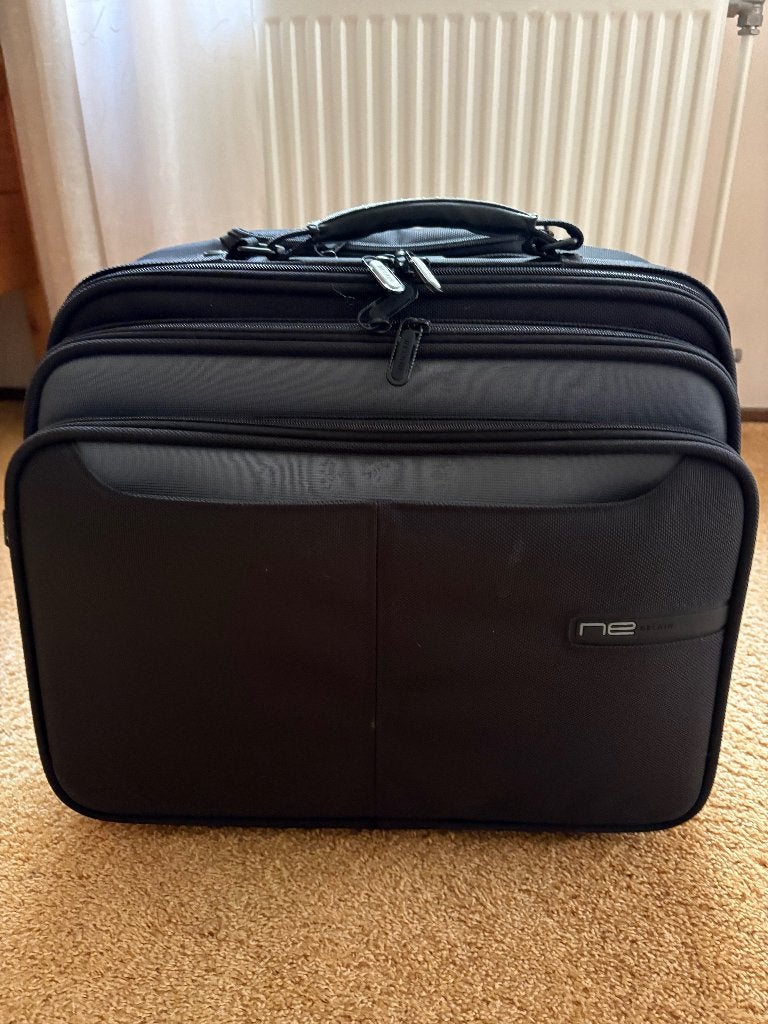 Laptop trolley Belkin-NE 10, Computers en Software, Laptoptassen, Ophalen, Gebruikt, 15 inch, Tabletvak