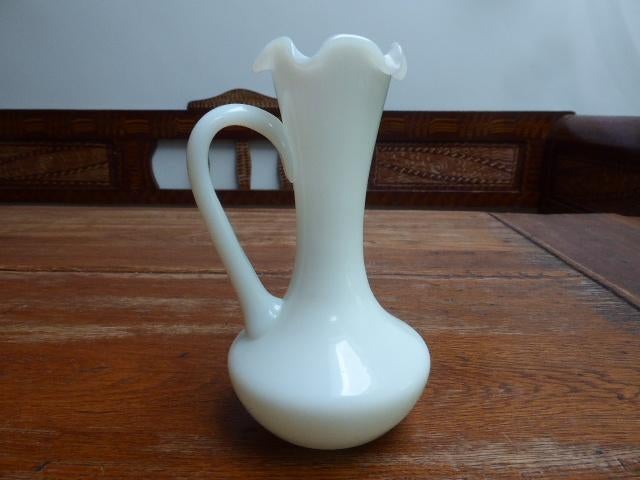 Vintage opaline vaasje in wit, 16 cm., Antiek en Kunst, Ophalen of Verzenden