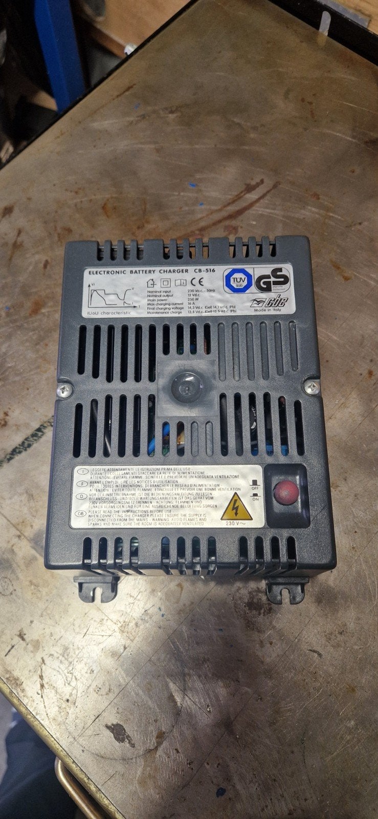 Elektronische Acculader CBE CB-516 - 12V 16A, Caravans en Kamperen, Ophalen of Verzenden, Zo goed als nieuw