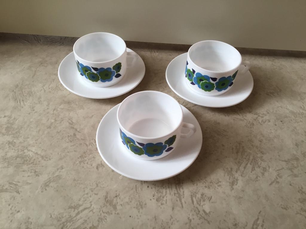 3 Arcopal Lotus soepkoppen met schotels, Huis en Inrichting, Keuken | Servies, Ophalen of Verzenden, Overige stijlen, Kop(pen) en/of Schotel(s)