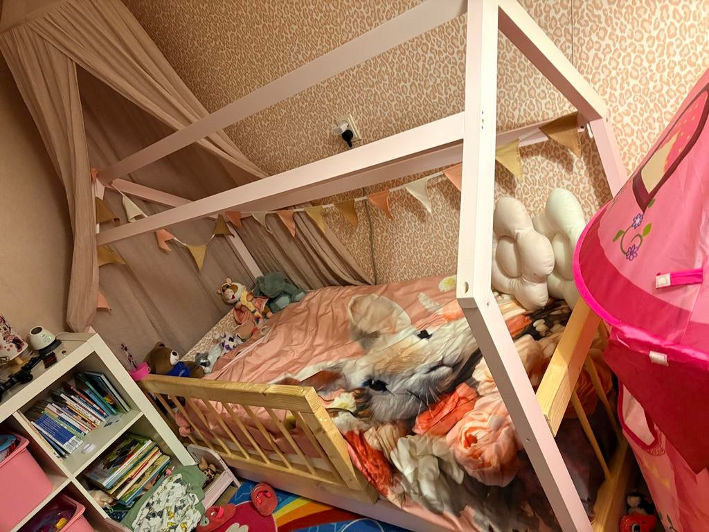 Lichtroze huisjebed met uitvalhekje - Gebruikt, Ophalen, 85 tot 100 cm, Gebruikt, Lattenbodem