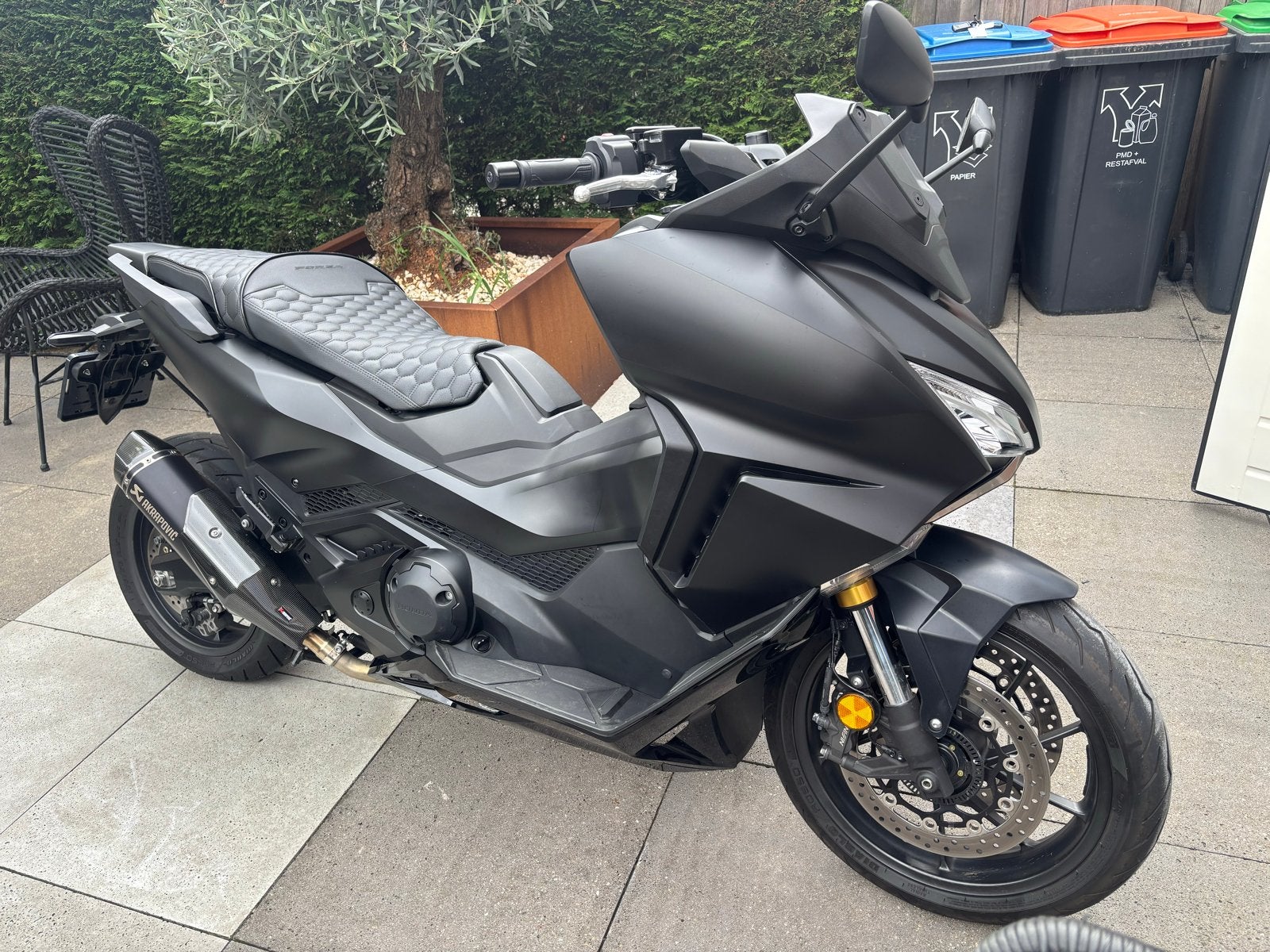 Honda Forza 750 BLACK ON BLACK  Akrapovic BJ: 2024, Sportuitlaat, Occasion, Bedrijf, Meer dan 35 kW