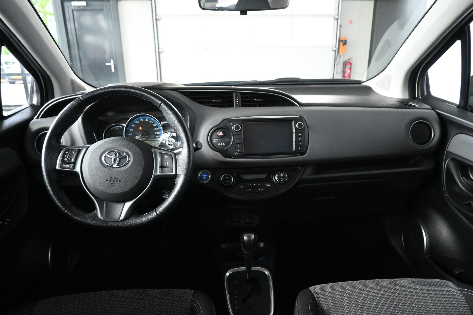 Toyota Yaris 1.5 Hybrid Trend Bi-Tone Clima Navigatie Trekha, Gebruikt, 4 cilinders, Bedrijf, Hybride Elektrisch/Benzine