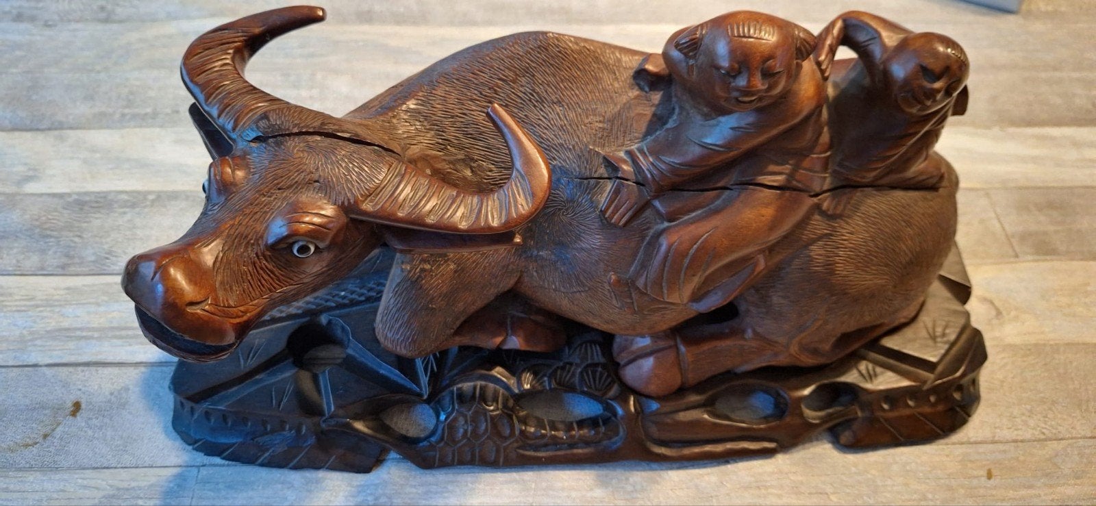 Handgesneden houten beeld: buffel met figuren, Ophalen of Verzenden, Zoogdier, 20 - 50 cm, Beeld