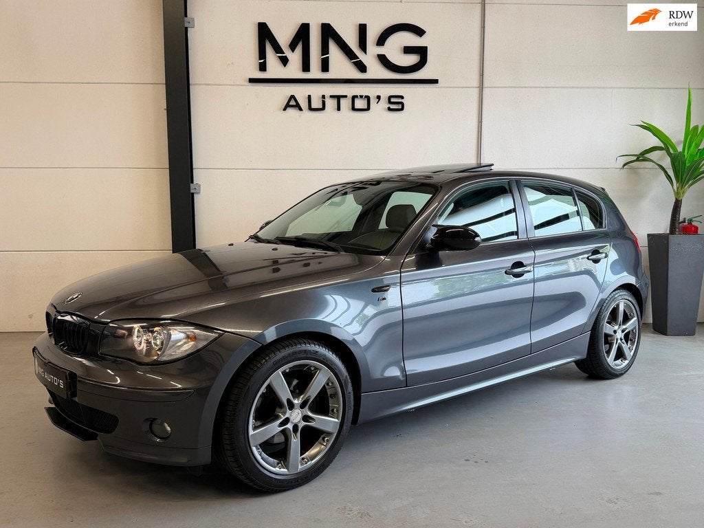 BMW 1-serie 116i M-Sport|Stoelvw.|Pano|Leder|Gr.Scherm|Vol, Auto's, BMW, 1596 cc, Achterwielaandrijving, Gebruikt, Zwart