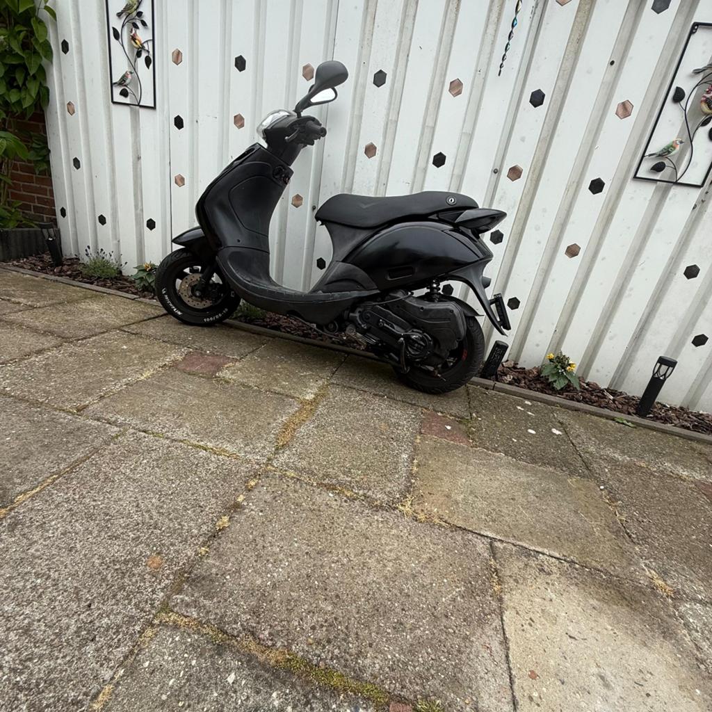 Piaggio zip 4t 2v, Fietsen en Brommers, Scooters | Piaggio, Ophalen of Verzenden, Zo goed als nieuw, Benzine, Zip