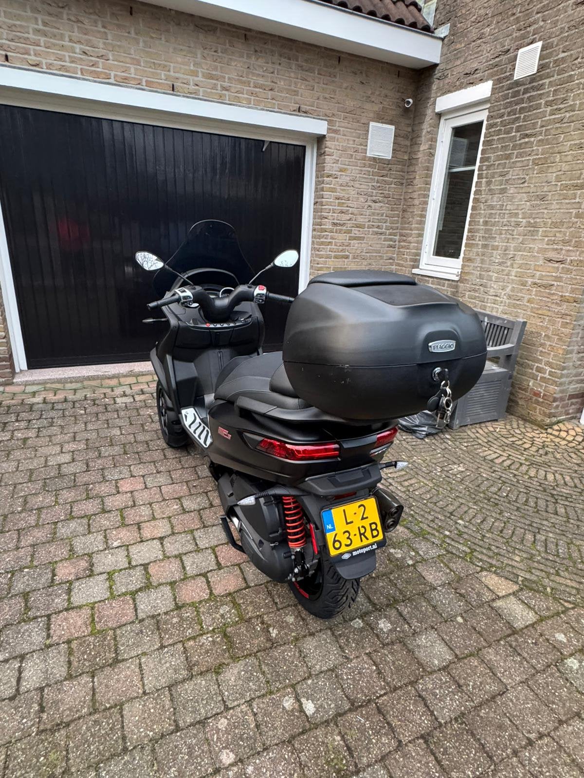 Piaggio MP3 400 Sport 400 HPE | 2021 | 13.000 km | Akrapovic, Motoren, 400 cc, Scooter, Occasion, ABS