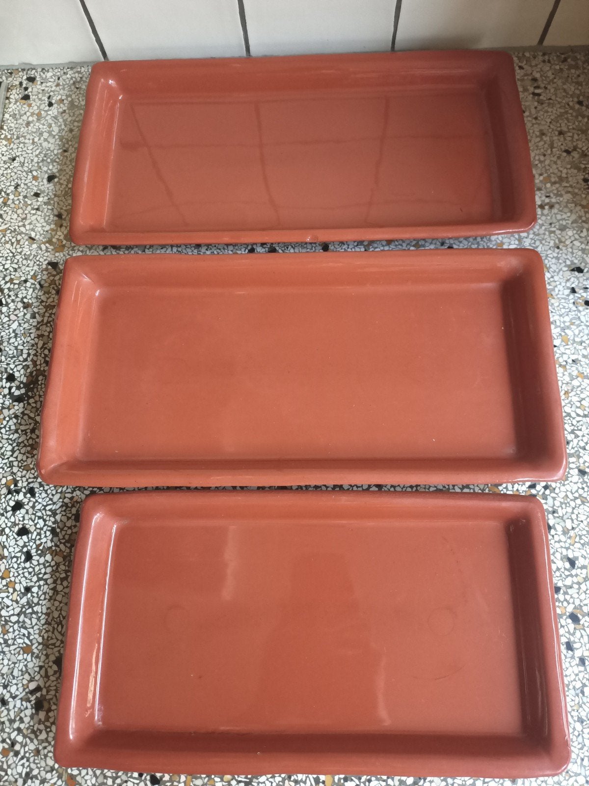 Drie terracotta schotels / onderzetters voor bloembakken., Tuin en Terras, Bloembakken en Plantenbakken, Steen, Minder dan 30 cm
