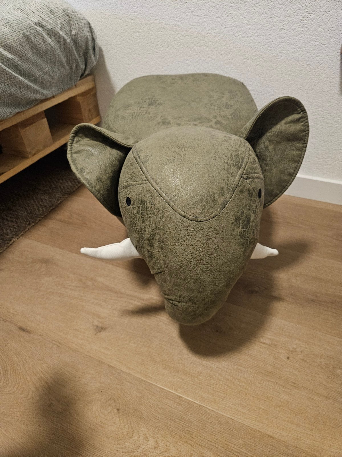 Leuke olifant bijzettafel / krukje voor de kinderkamer, Ophalen of Verzenden, Gebruikt, Groen, Kunststof