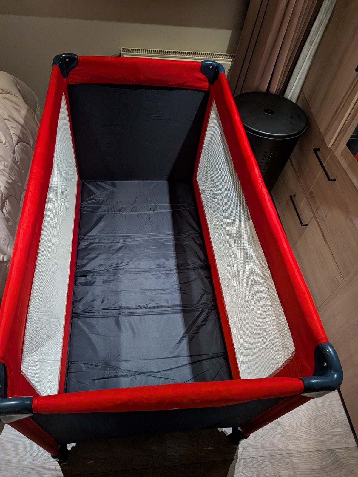 Brevi campingbedje met extra matras - blauw/rood, Ophalen, Zo goed als nieuw, Reisbedje