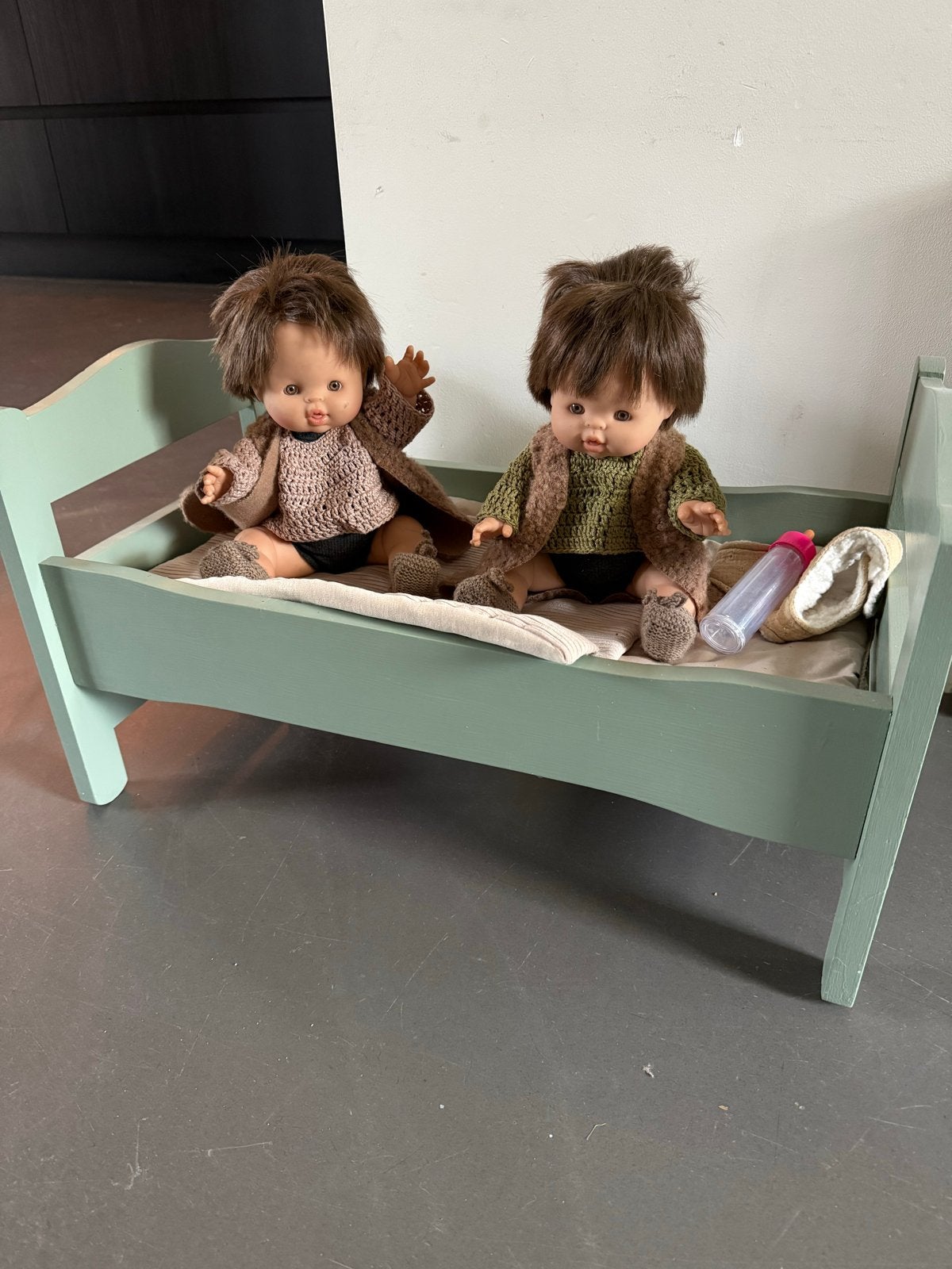 Paola Reina Gordi Poppen Jules tweeling met bedje en kleding, Ophalen, Zo goed als nieuw, Babypop