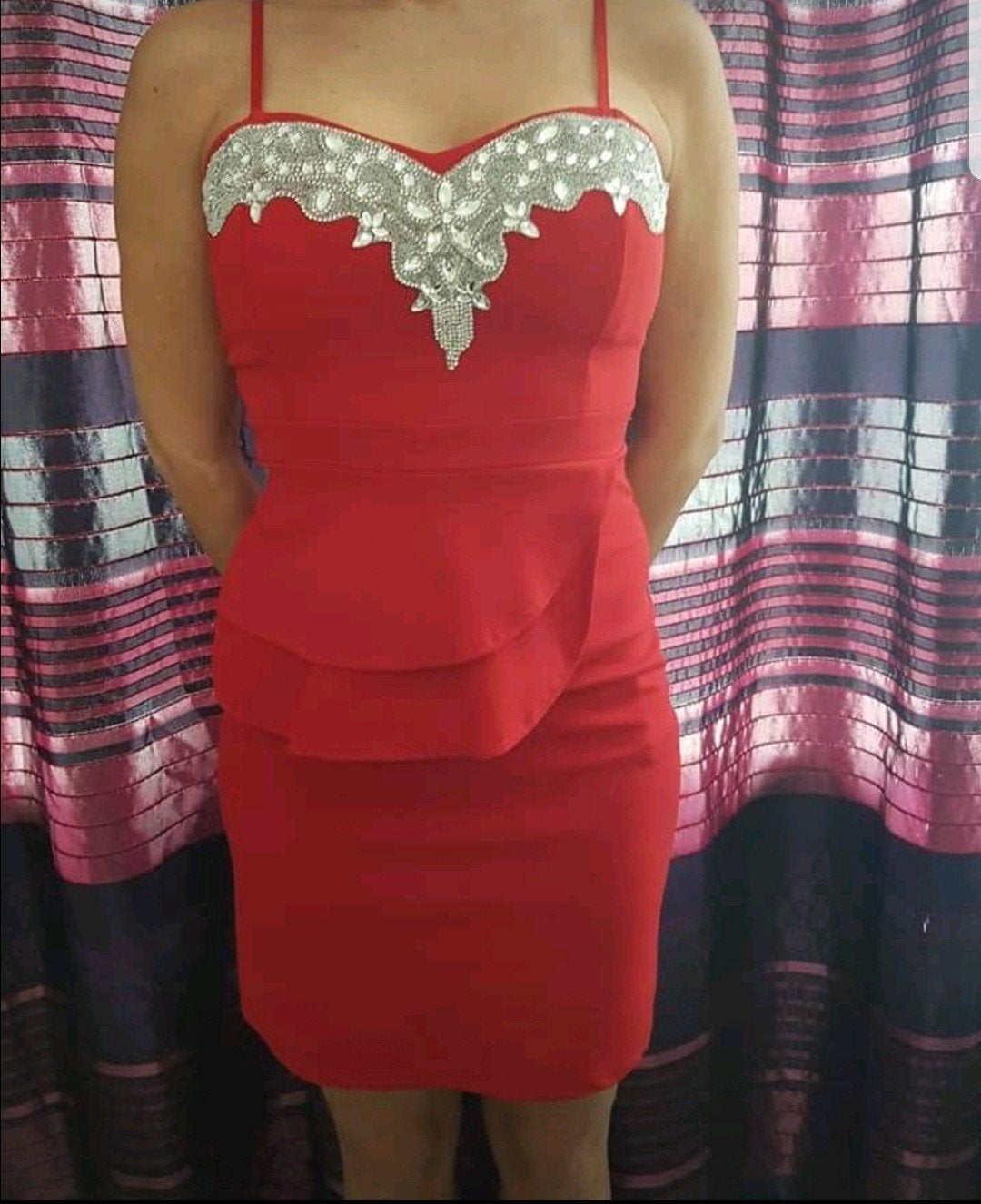 Rode mini-jurk met zilveren versiering, Kleding | Dames, Ophalen of Verzenden, Maat 36 (S), Boven de knie, Rood