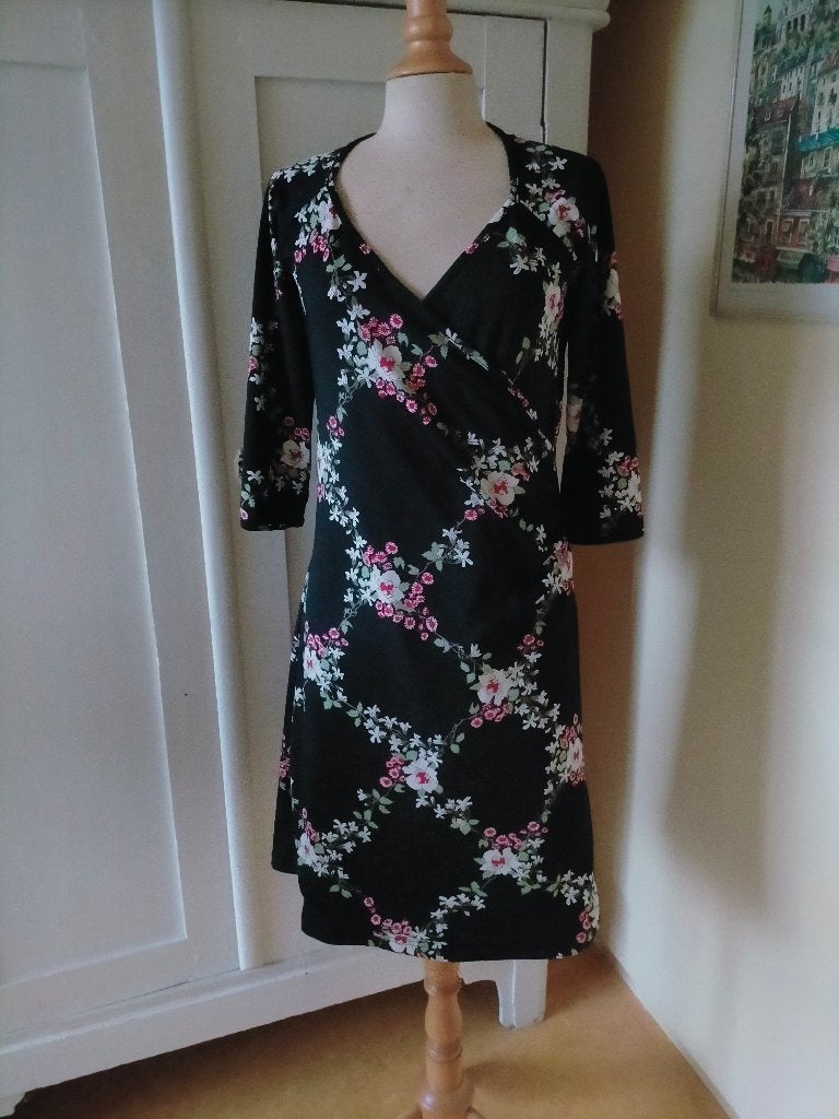 Zwarte bloemenjurk King Louie Cross Dress M roze, Maat 38/40 (M), Verzenden, Zwart, Zo goed als nieuw