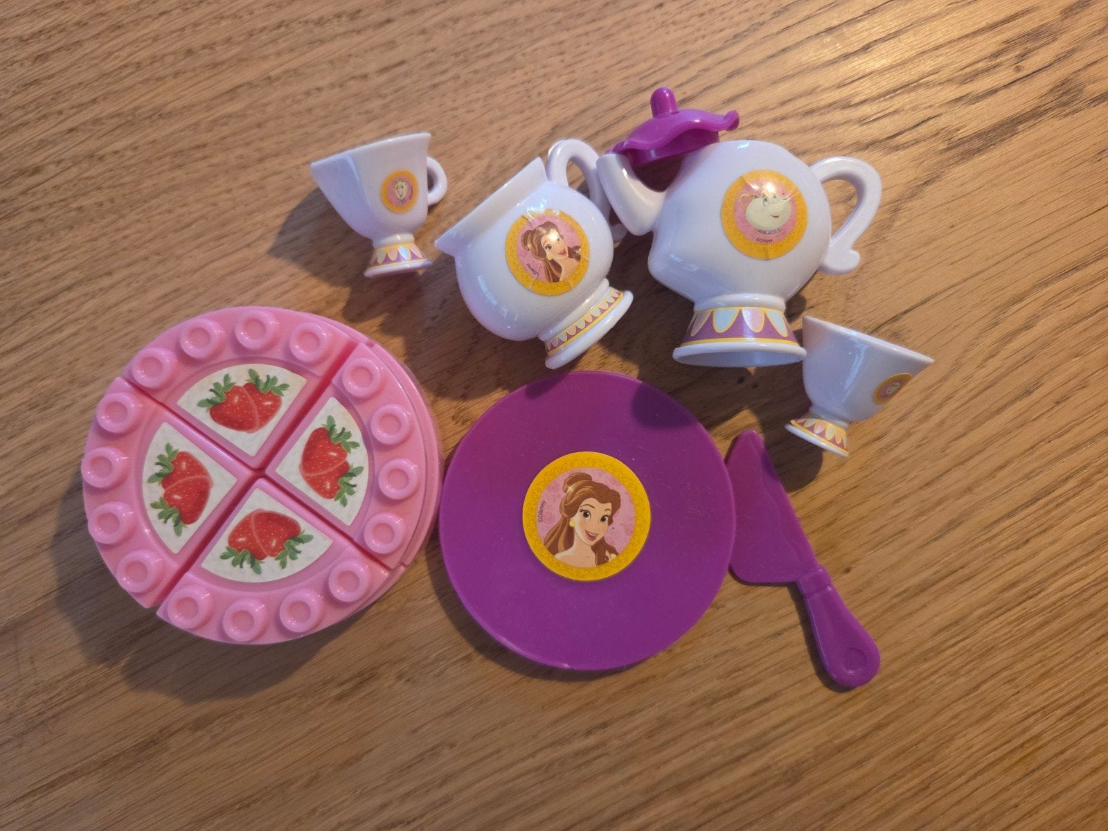 Plastic Disney Belle mini thee servies
Zie foto's, Ophalen, Zo goed als nieuw, Overige materialen, Speelkeuken-accessoire
