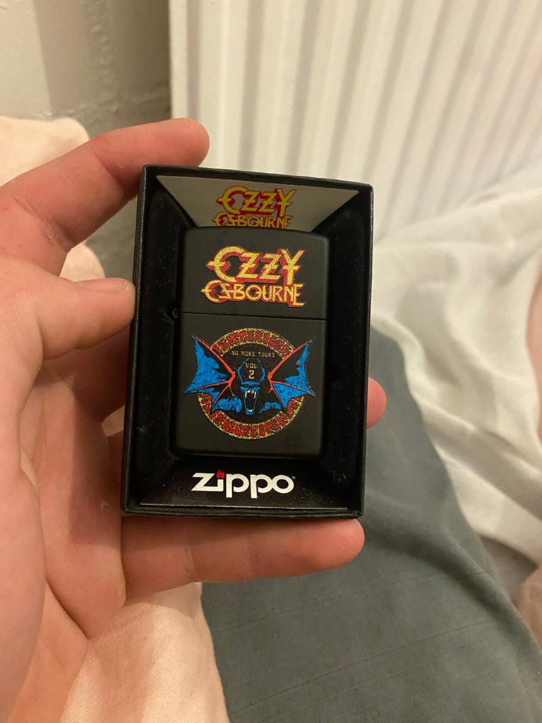 Originele Ozzy Osbourne Zippo aansteker - Nooit gebruikt, Verzamelen, Rookartikelen, Aanstekers en Luciferdoosjes, Ophalen of Verzenden