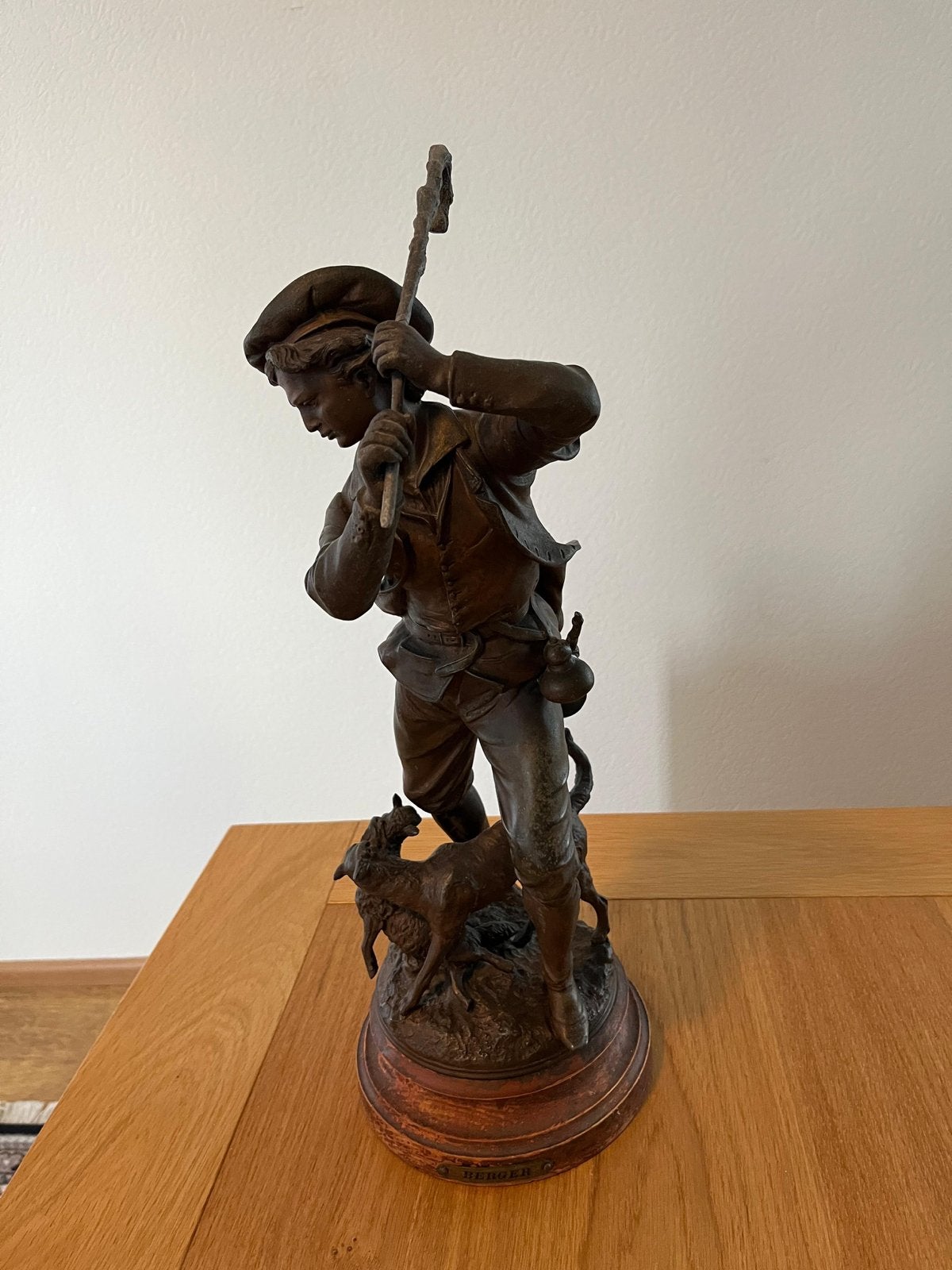 Bronzen beeld van jongen met hond, 47 cm hoog, Ophalen, 20 - 50 cm, Beeld, Bruin
