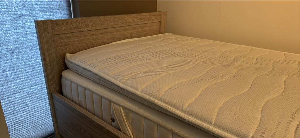 Breed eenpersoonsbed met matras, topper en nachtkastje, Ophalen, Gebruikt, Eenpersoons, Overige maten