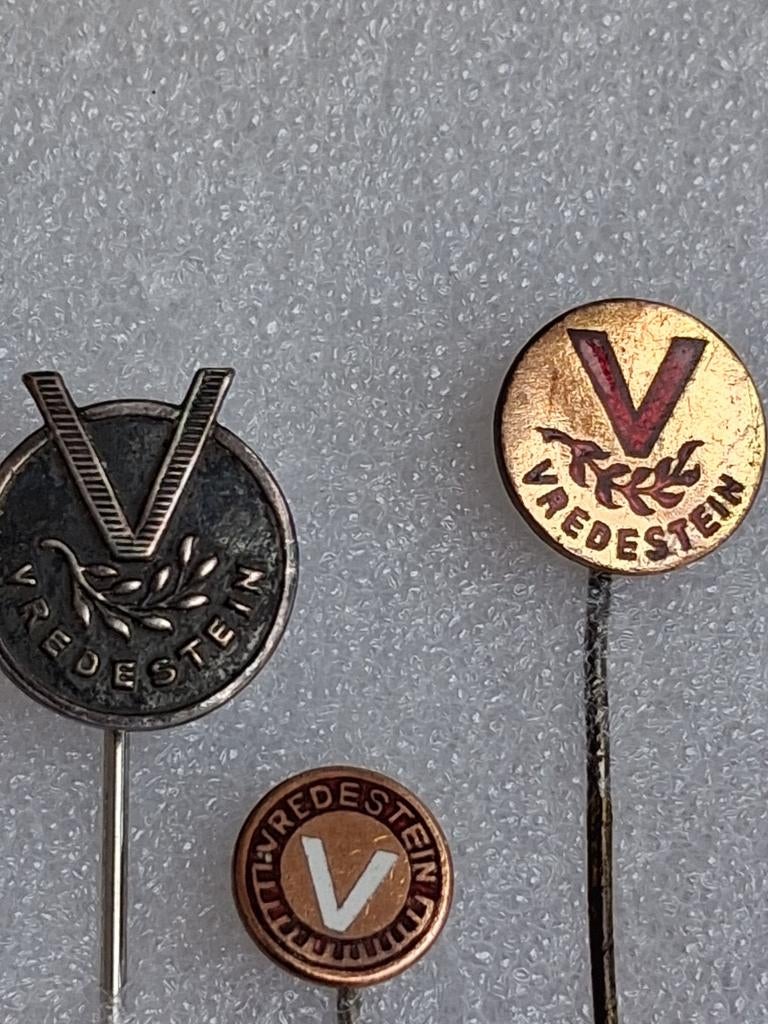 Speldjes Vredestein banden, Verzamelen, Speldjes, Pins en Buttons, Ophalen of Verzenden, Gebruikt, Overige onderwerpen