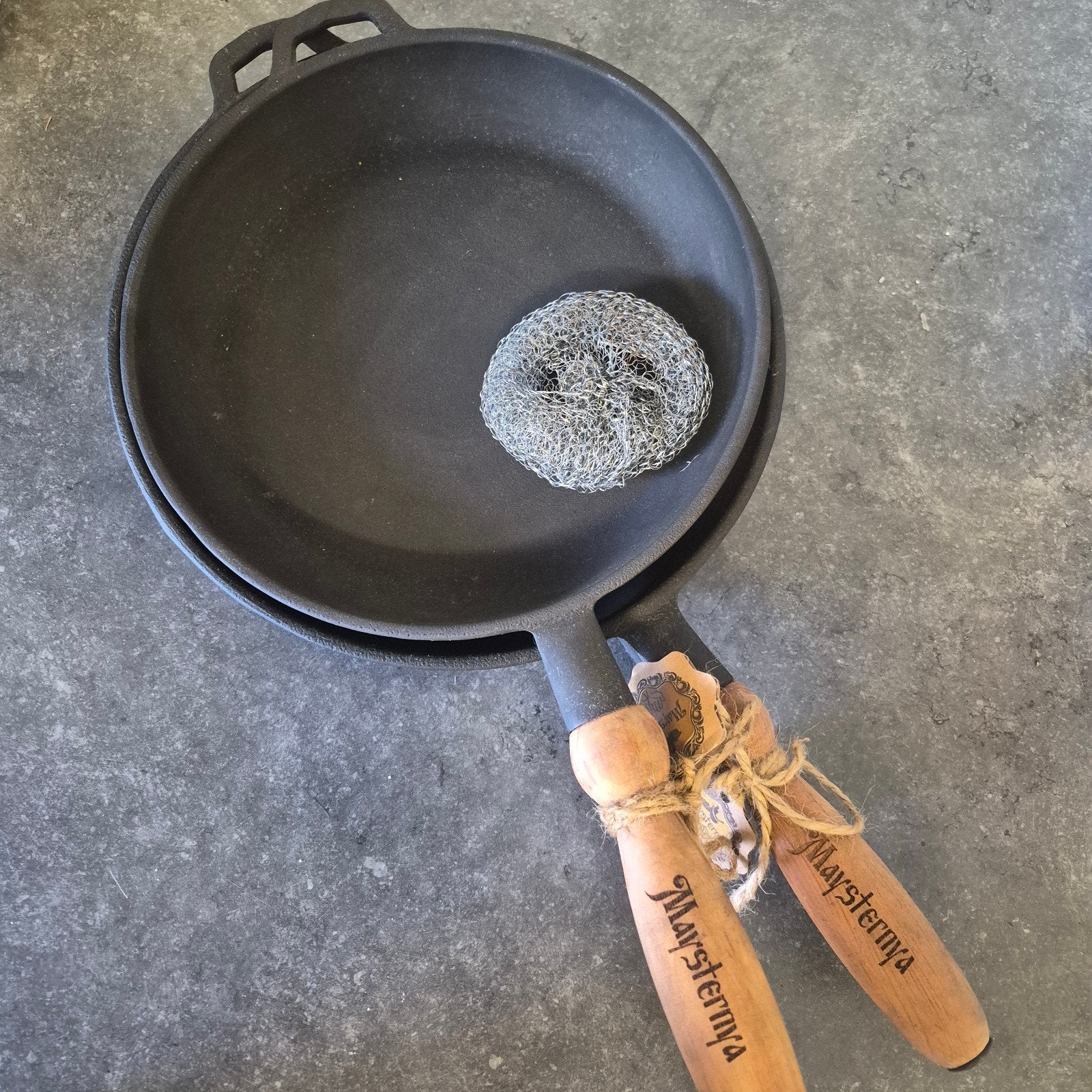 2x Maysternya Gietijzeren Pannen met Houten Handvat, Ophalen of Verzenden, Nieuw, Gietijzer, Koekenpan of Braadpan