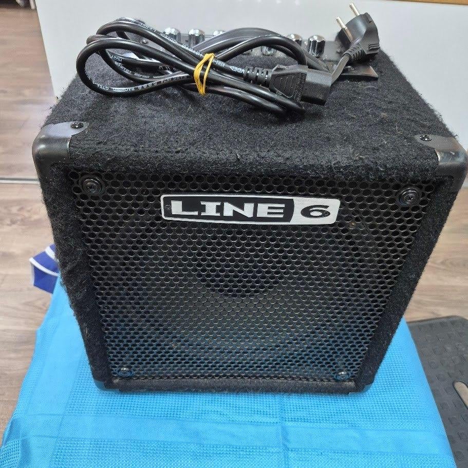Line 6 Lowdown Studio 110 Basversterker in nieuwstaat, Audio, Ophalen of Verzenden, Zo goed als nieuw, X