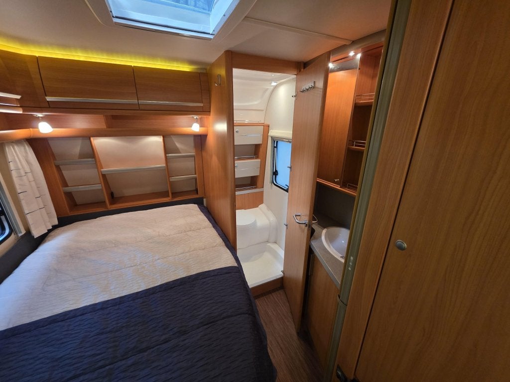 Foto 12 van Fendt Saphir 445 TFB 2012 / Frans bed/ Rondzit/ Mover