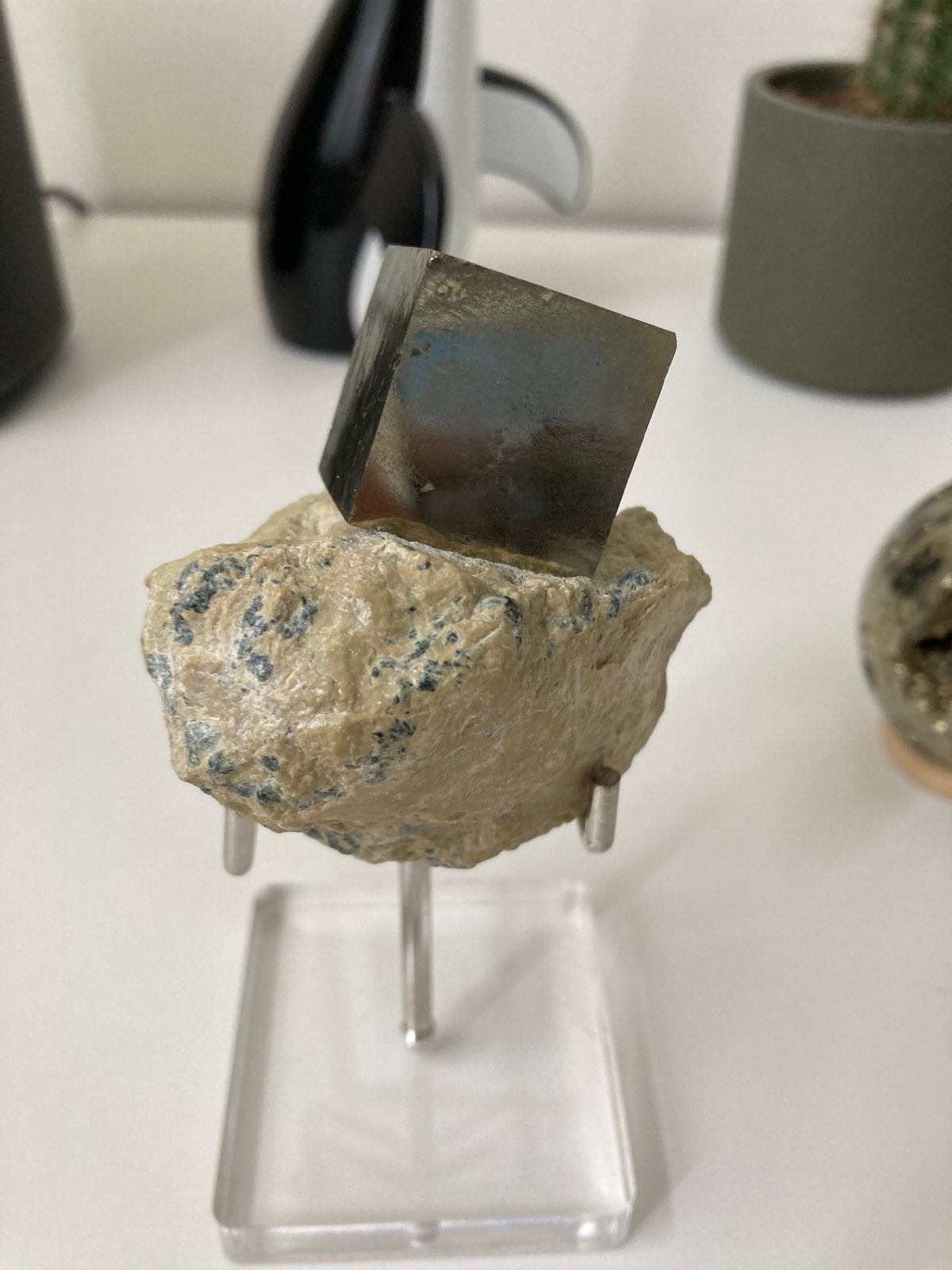 Pyriet kubus op matrix - IJzerglans, Verzamelen, Ophalen of Verzenden, Mineraal
