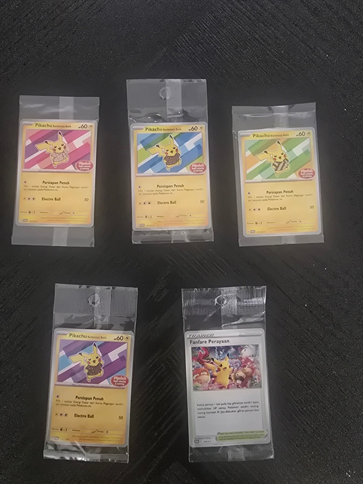 Pikachu Berkemeja Batik Sealed Set - Pokémon Kaarten, Ophalen of Verzenden, Nieuw, Meerdere kaarten