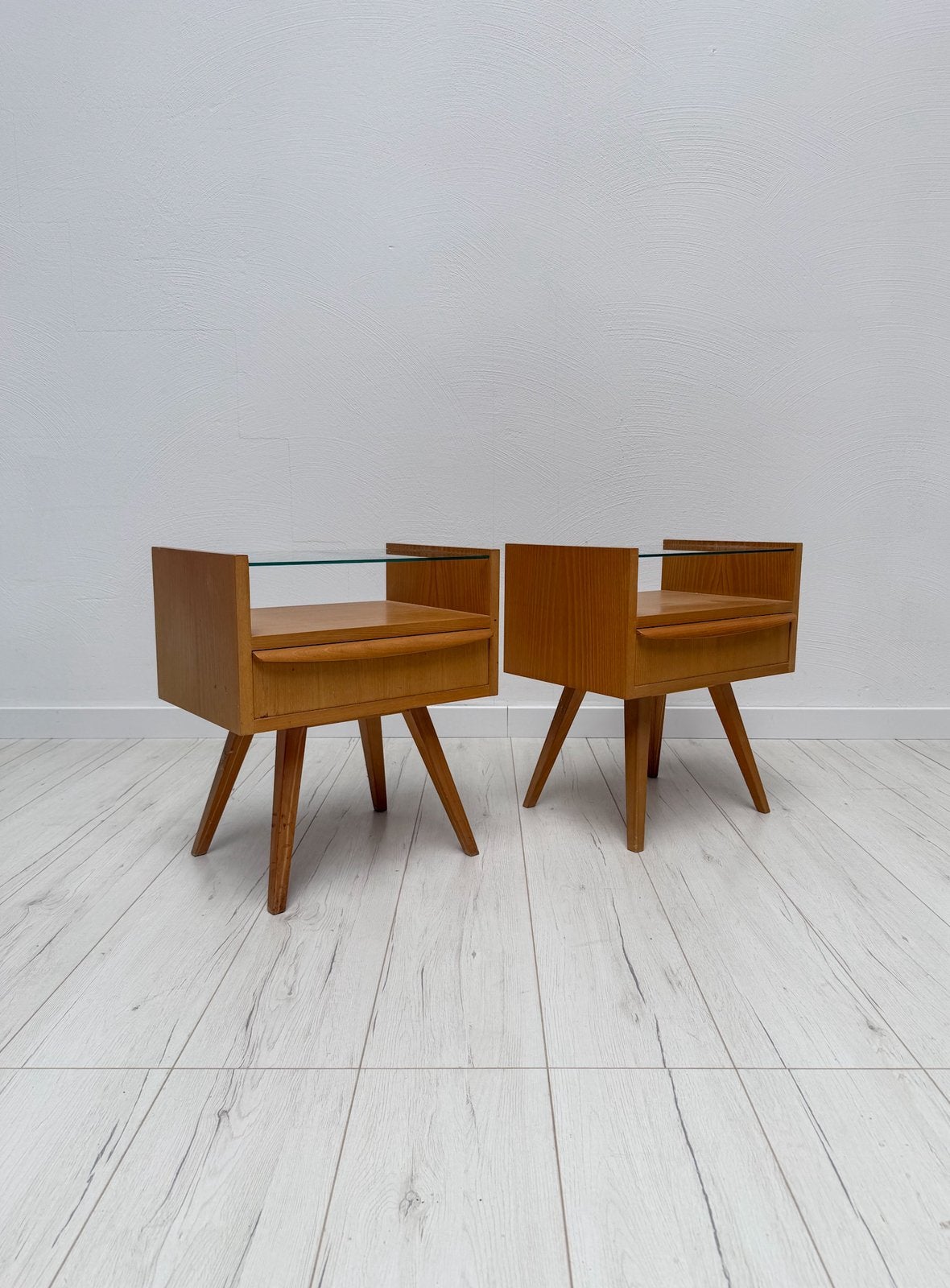 Set 2 vintage walnoten nachtkastjes met glas jaren 60 retro, Ophalen of Verzenden, Zo goed als nieuw, 45 tot 65 cm, Minder dan 55 cm