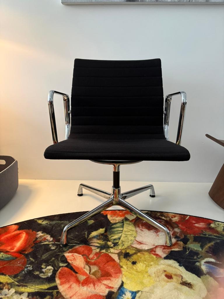 Vitra Eames EA107, Huis en Inrichting, Bureaustoelen, Zo goed als nieuw, Zwart, Ophalen