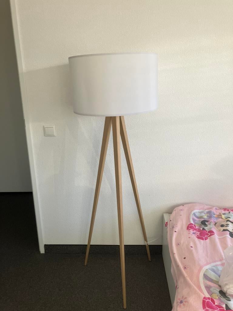 Zuiver Tripod vloerlamp Witte kap, houten poten, Huis en Inrichting, Lampen | Vloerlampen, Ophalen, Zo goed als nieuw, Stof, 150 tot 200 cm