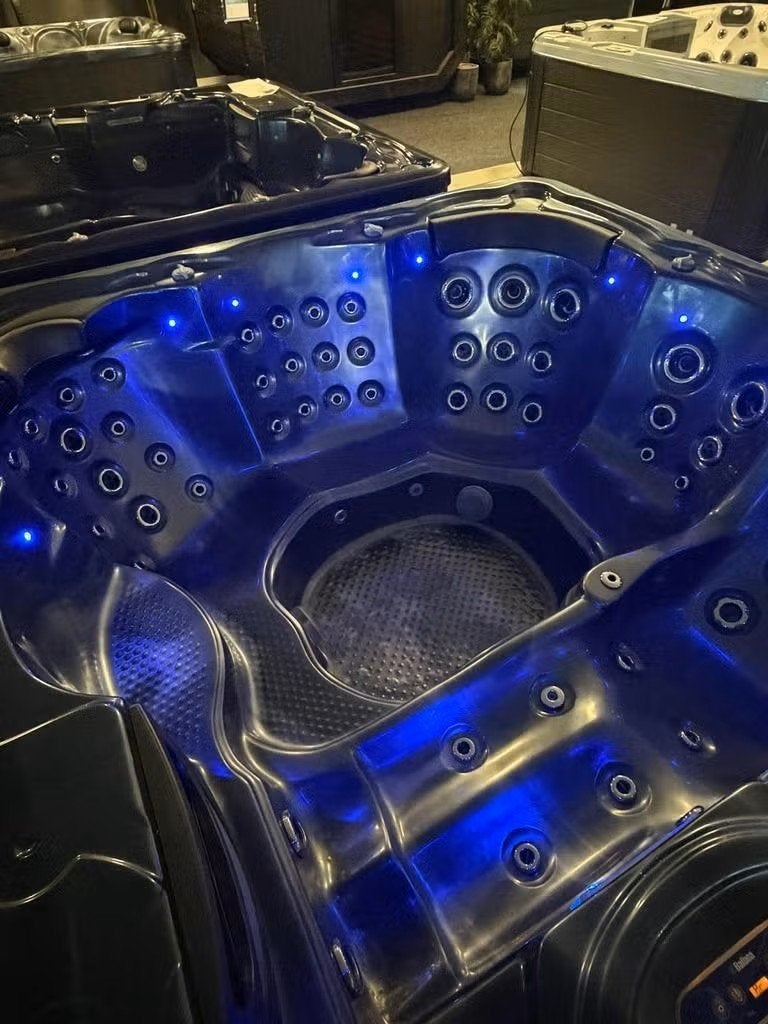 Jacuzzi / spa 230x230 –plug & play 220V– luxe + veel jets, Ophalen, Zo goed als nieuw, Trap, Vast