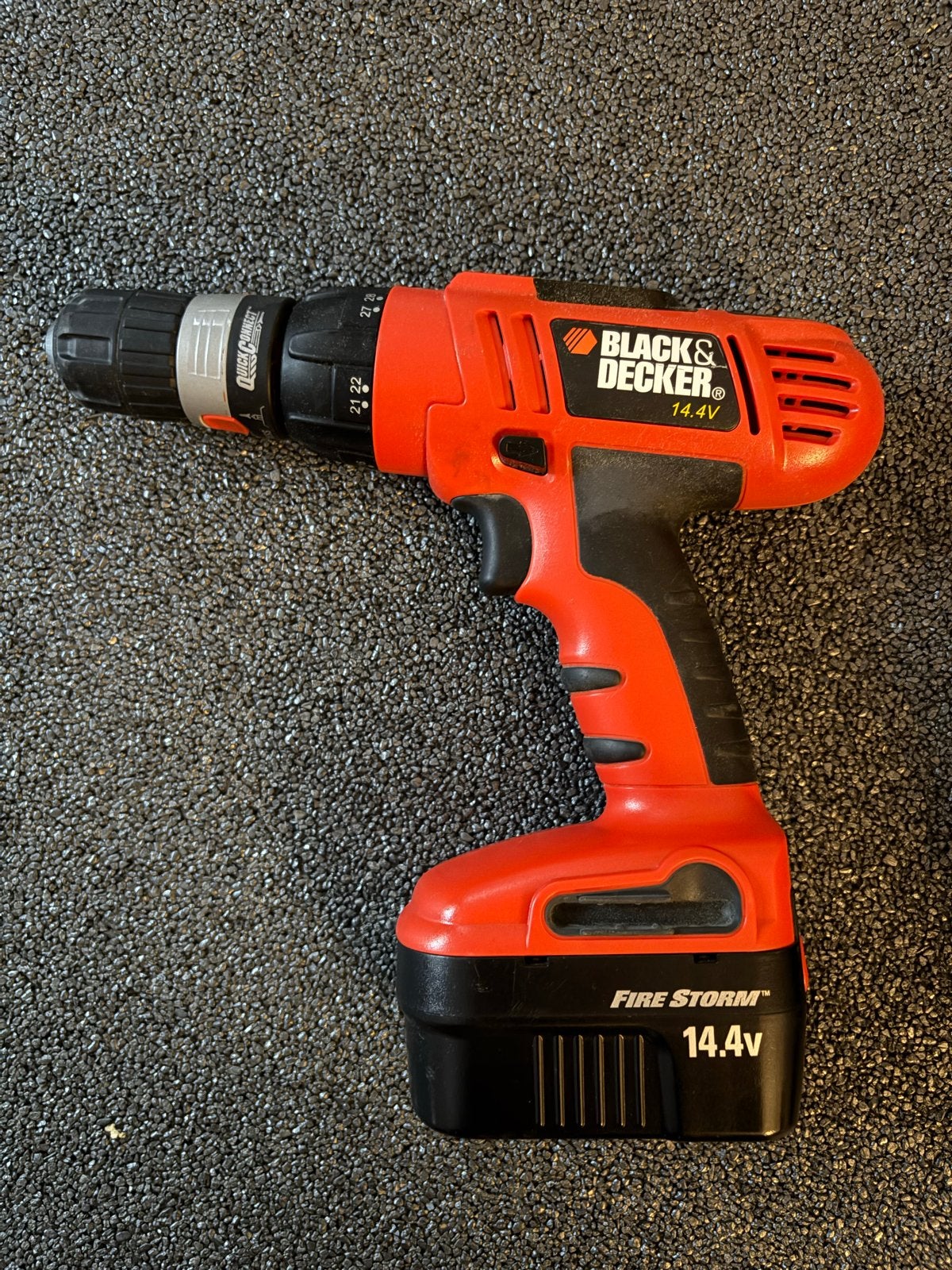 Black & Decker 14.4V Accuboormachine, Gebruikt, Variabele snelheid, Ophalen of Verzenden, Boor- en Schroefmachine