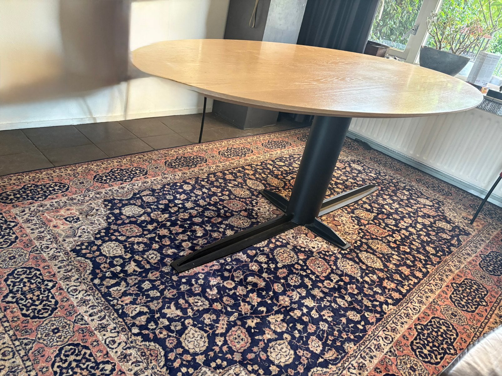 Eikenhouten ovale tafel met zwaar zwart metalen onderstel, Huis en Inrichting, Tafels | Eettafels, Ophalen, Gebruikt, 100 tot 150 cm