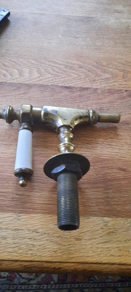 Oude koperen kraan met porselein., Ophalen