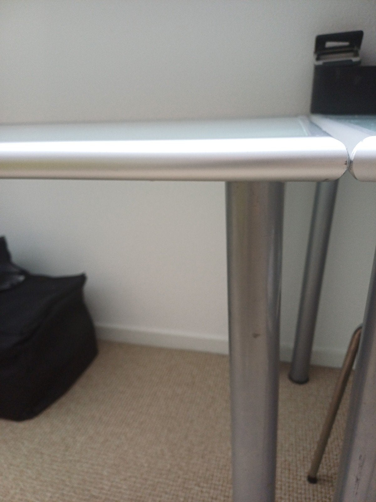 Glazen tafel met aluminium frame en poten, Ophalen, Gebruikt, 50 tot 100 cm, Glas
