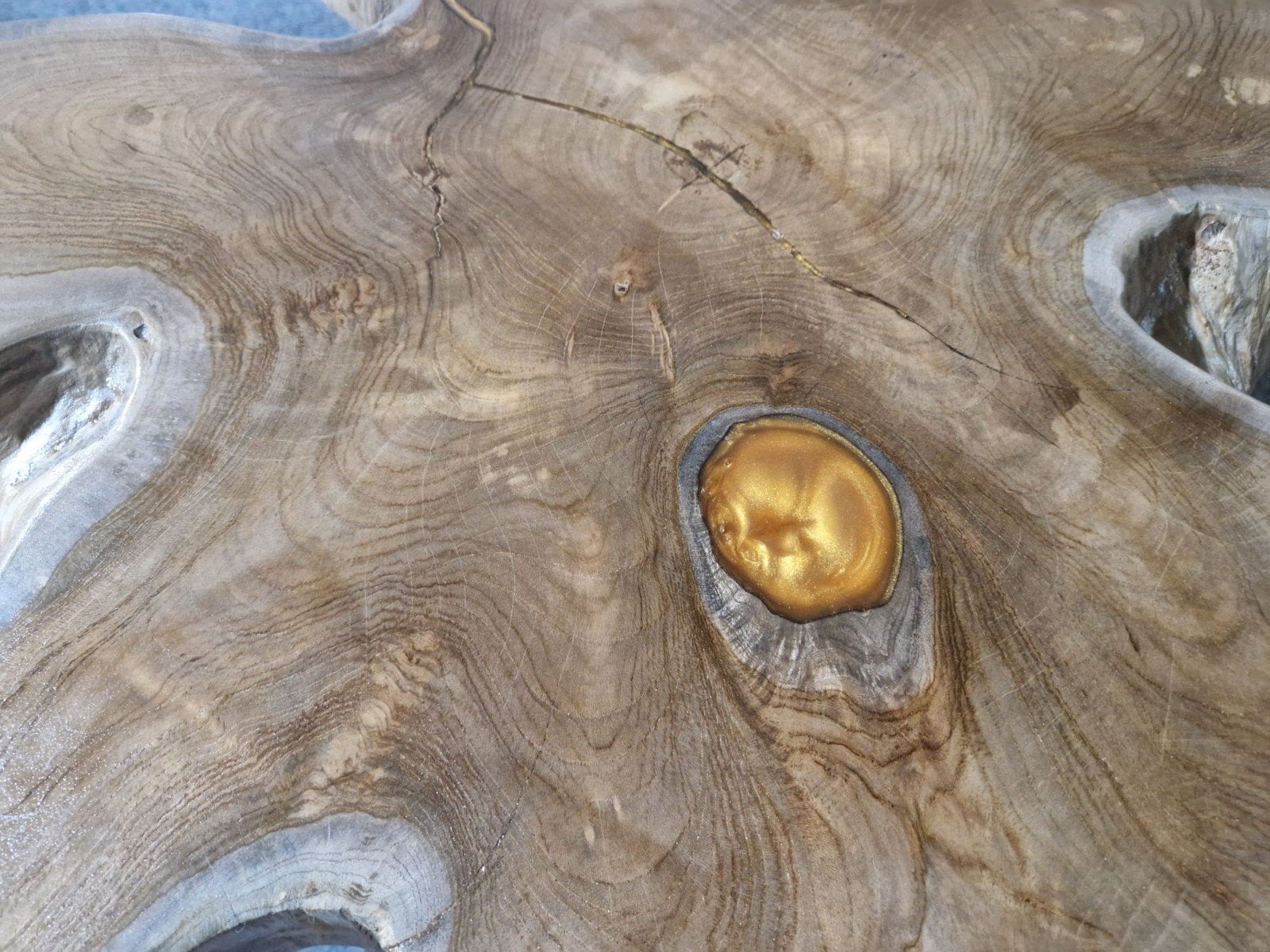teak wortelhout salontafel met epoxy goud. op hairpin poten, Industrieel suar interieur, Info@industrieel-suar-interieur.nl, 100 tot 150 cm