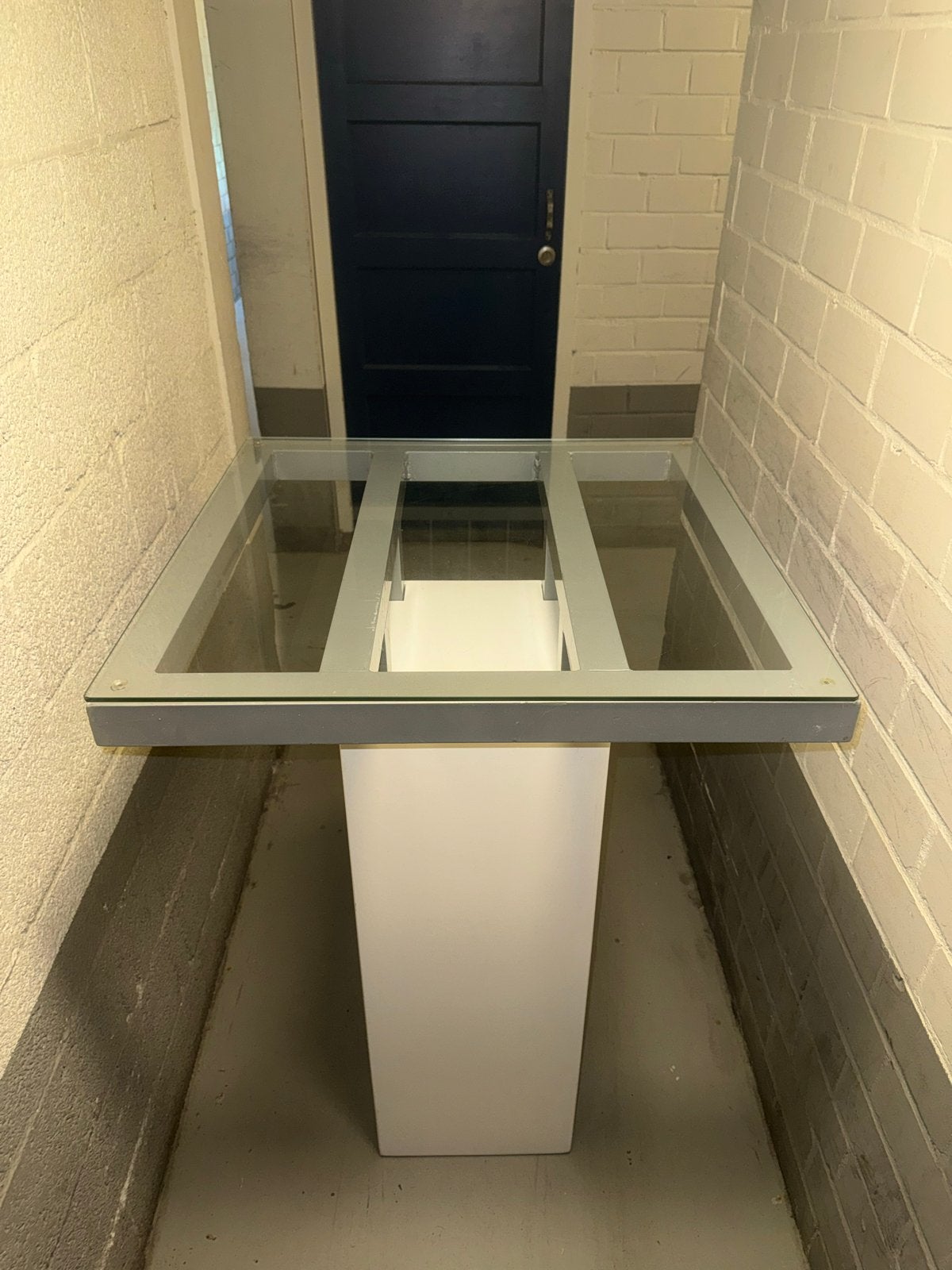 Moderne glazen statafel met metalen frame, Ophalen, Zo goed als nieuw