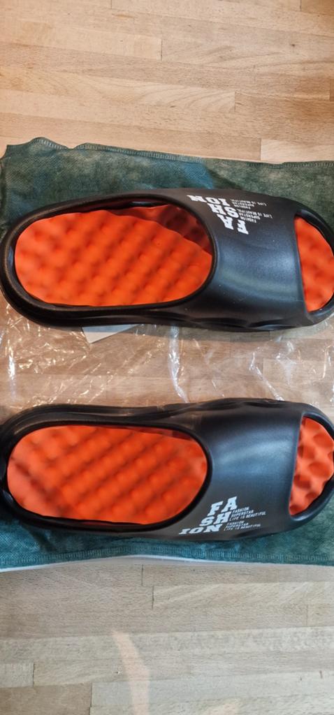 Zwarte Slippers, Ophalen of Verzenden, Nieuw, Zwart