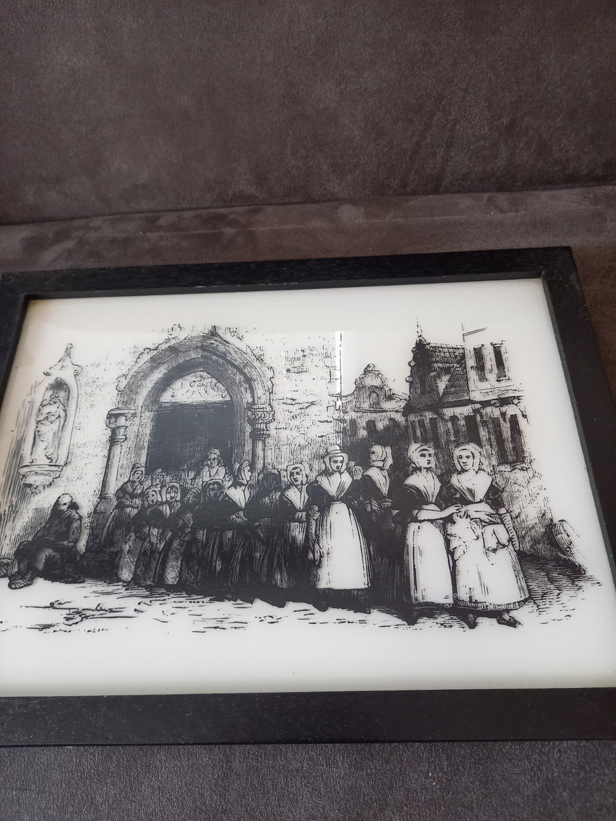 Mooie glazen ets met traditionele klederdracht, Antiek en Kunst, Ophalen of Verzenden, Dagelijks leven, Ets, Ingelijst