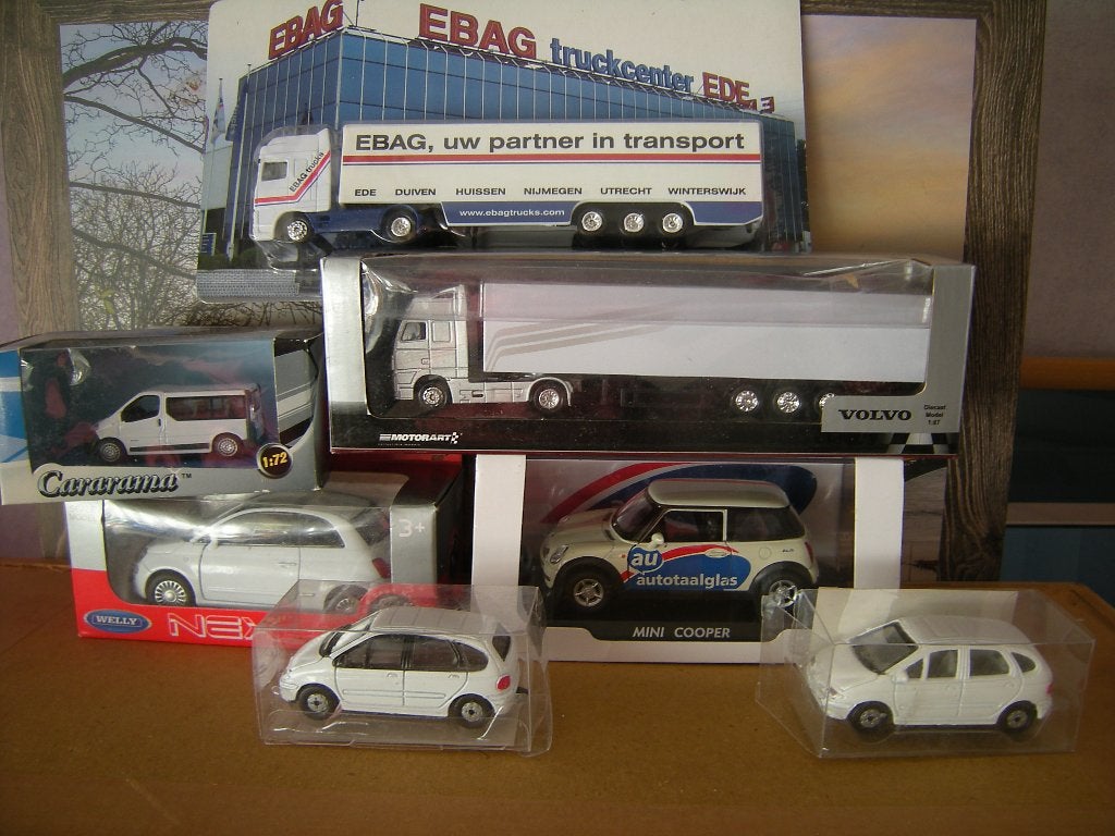 nieuwe auto, nog in doos, Hobby en Vrije tijd, Modelauto's | Overige schalen, Ophalen of Verzenden, Nieuw, Auto