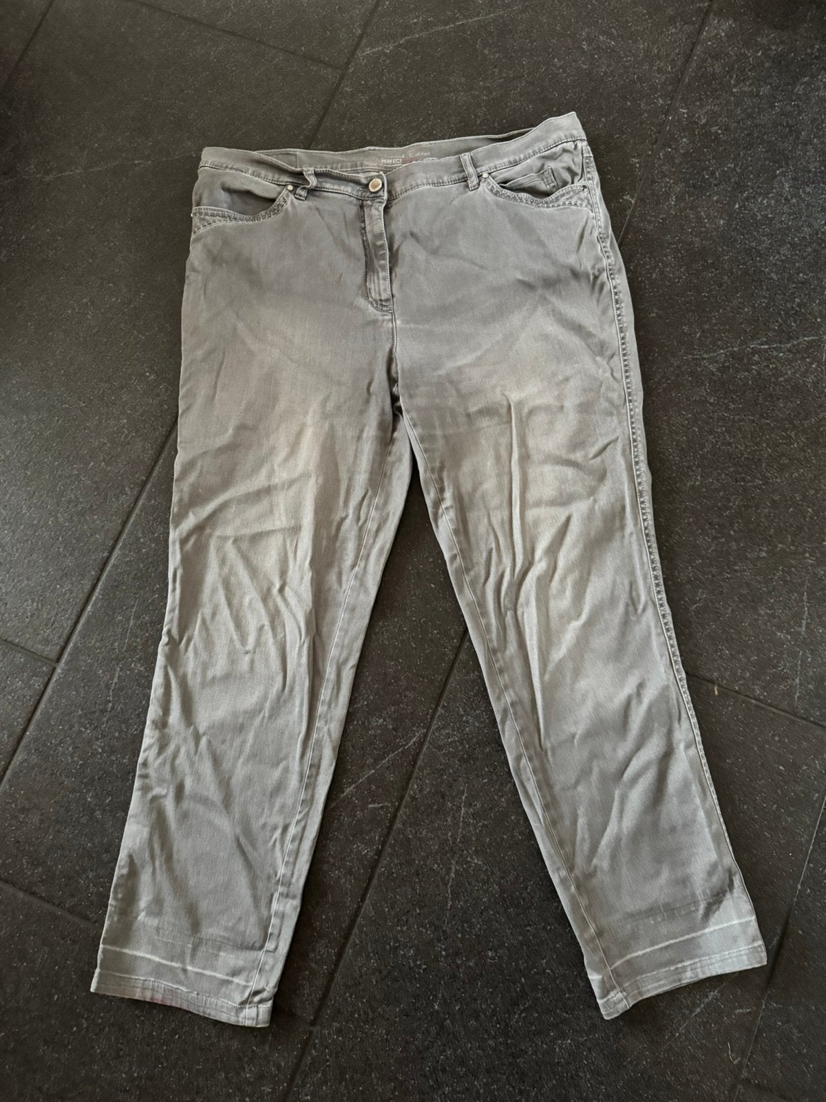 Mooie grijze spijkerbroek van Toni maat 46 zgan, Maat 46/48 (XL) of groter, Ophalen of Verzenden, Zo goed als nieuw, Grijs