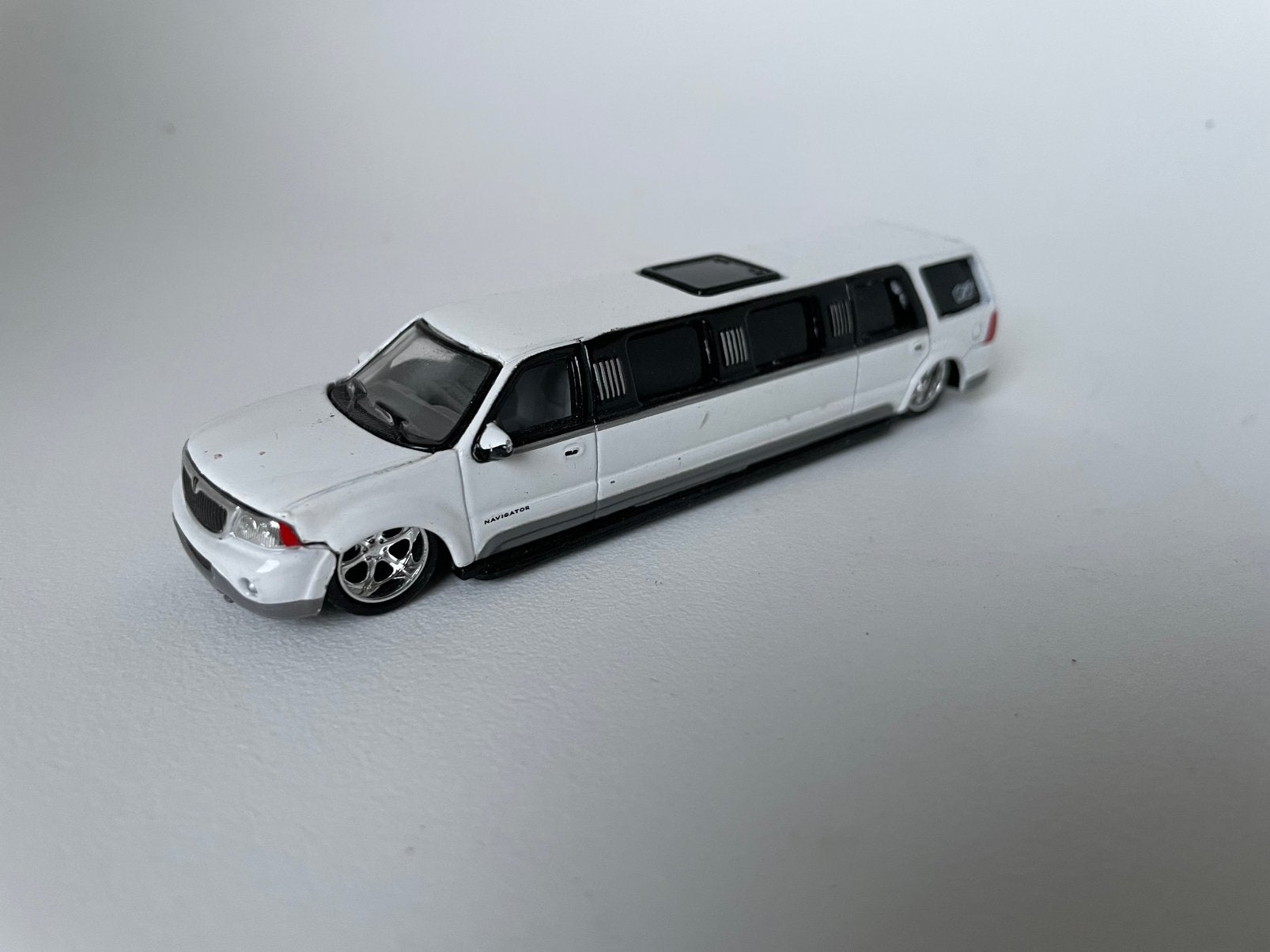model Lincoln Navigator strechted limo, wit 1/64 Maïsto, Ophalen of Verzenden, Gebruikt, Auto