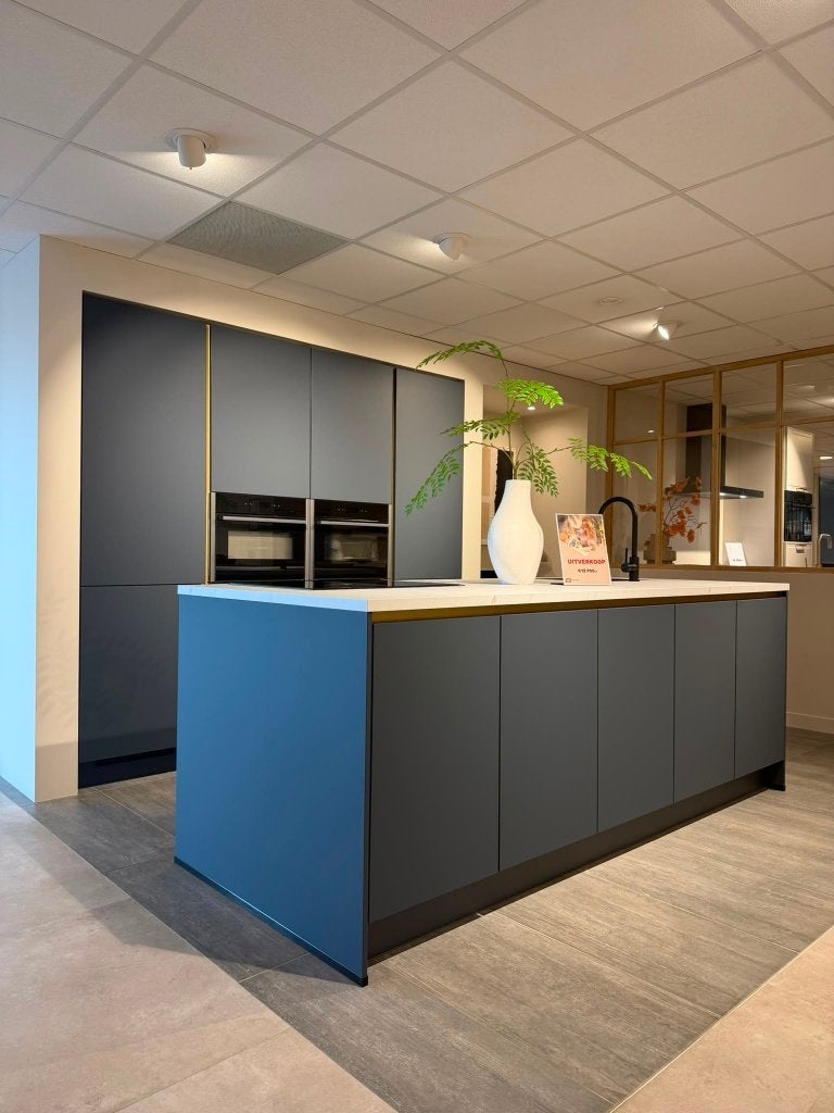 SHOWROOMKEUKEN - hoge kasten met spoel- en kookeiland, Ophalen, Blauw, Overige typen, Zo goed als nieuw