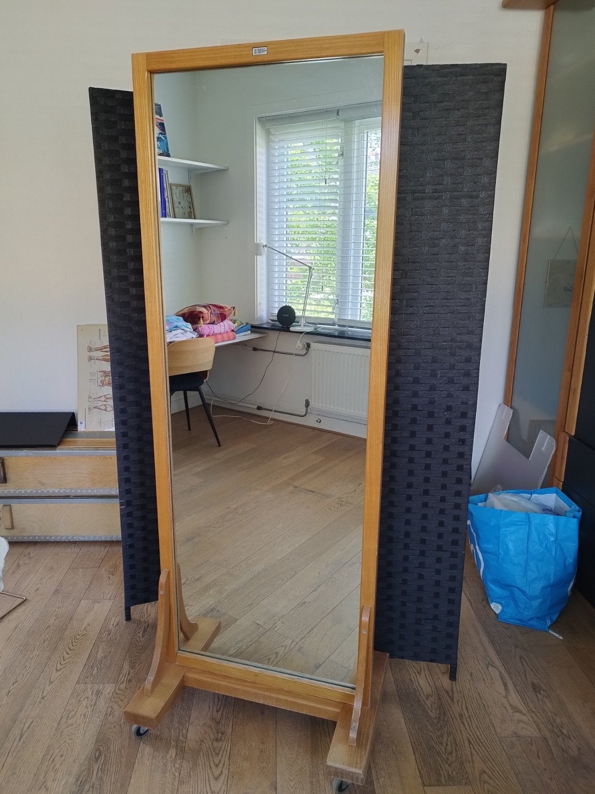 Mooie stevige spiegel op wieltjes in stevig houten frame.hou, Ophalen, Rechthoekig, 50 tot 100 cm, 150 tot 200 cm