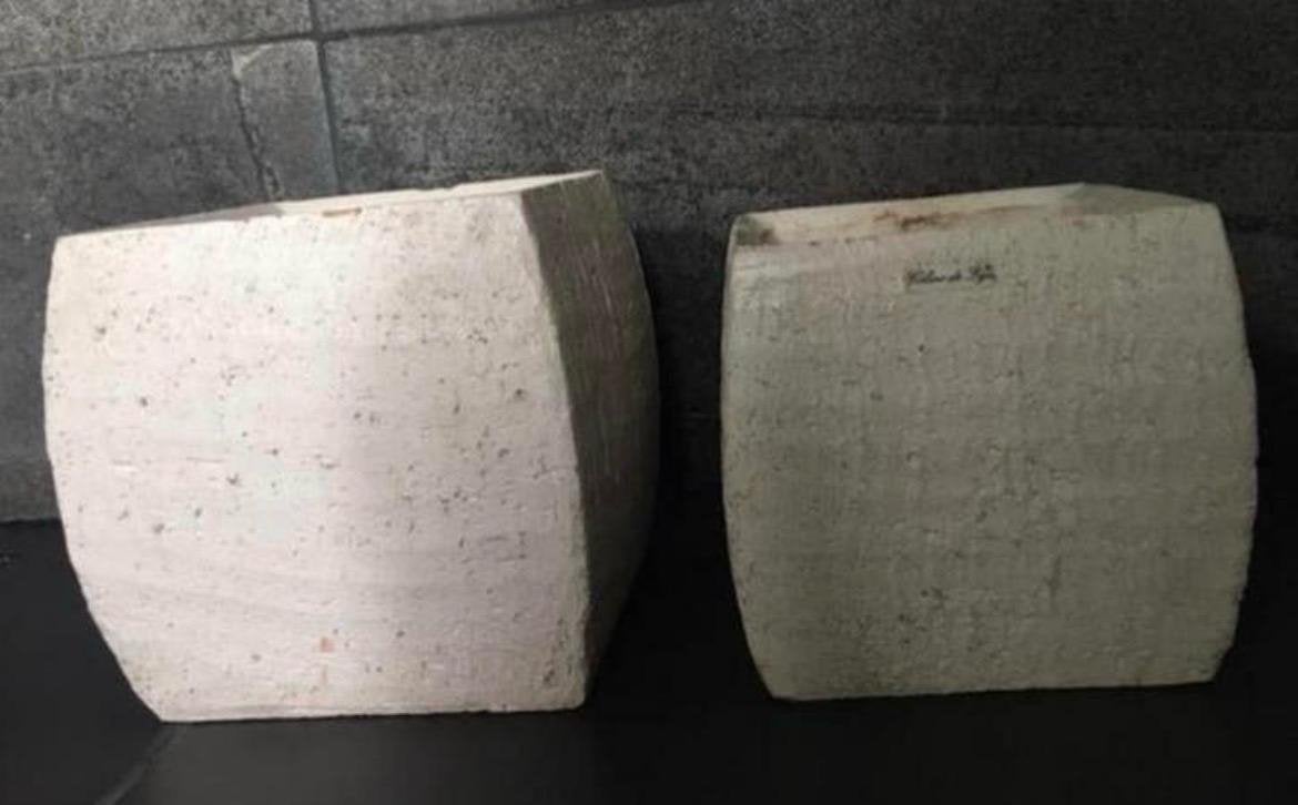 Twee leuke terracotta bloempotten Ciline de Lys crème, Ophalen, Gebruikt, Vierkant, Binnen
