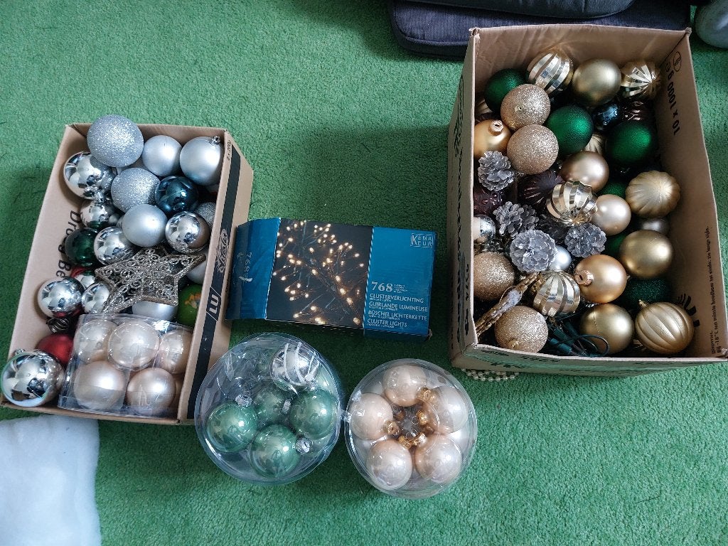 diverse dozen met kerst ballen en verlichting, Diversen, Kerst, Ophalen of Verzenden, Gebruikt